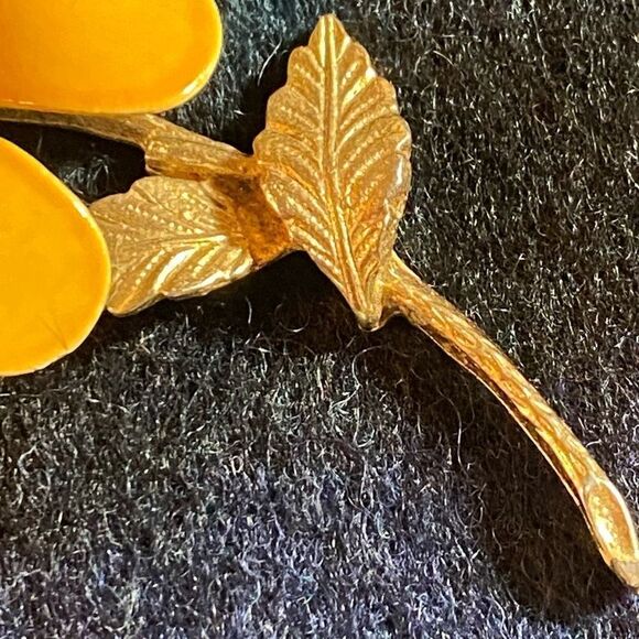 Vintage Enamel flower Pin - Picture 6 of 6